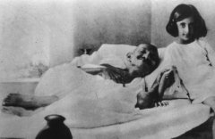 4Gandhi_and_Indira_1924
