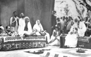 5Gandhi_with_Tagore_Shantiniketan_1940